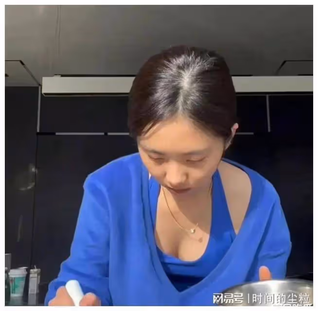 16歲黃多多穿著性感惹爭議,掛脖弔帶露春光!