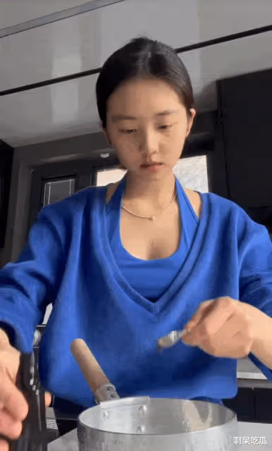 16歲黃多多穿著性感惹爭議,掛脖弔帶露春光!