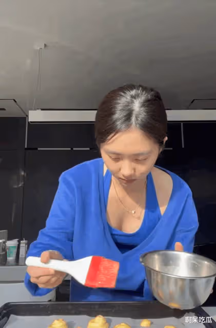 16歲黃多多穿著性感惹爭議,掛脖弔帶露春光!