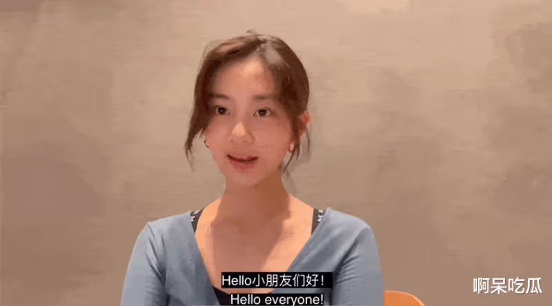 16歲黃多多穿著性感惹爭議,掛脖弔帶露春光!