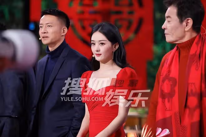 北京台春晚路透圖曝光:趙麗穎紅裙顯完美身材,馬麗挑戰歌舞表演