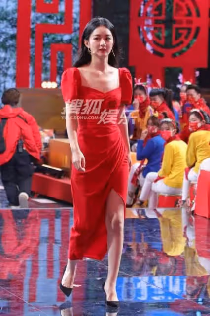 北京台春晚路透圖曝光:趙麗穎紅裙顯完美身材,馬麗挑戰歌舞表演
