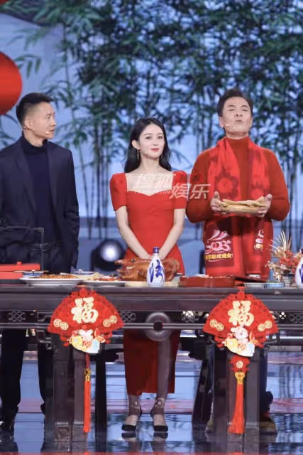 北京台春晚路透圖曝光:趙麗穎紅裙顯完美身材,馬麗挑戰歌舞表演