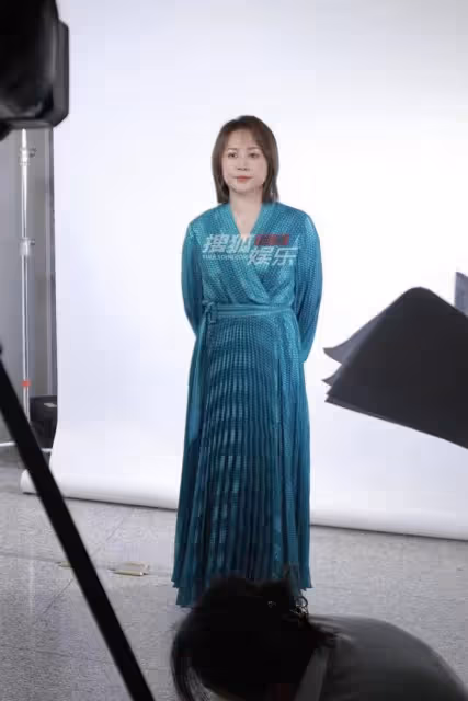 北京台春晚路透圖曝光:趙麗穎紅裙顯完美身材,馬麗挑戰歌舞表演
