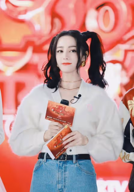 北京台春晚路透圖曝光:趙麗穎紅裙顯完美身材,馬麗挑戰歌舞表演