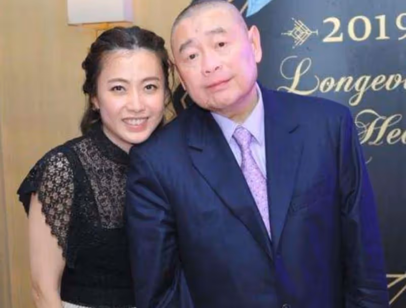 僅用6年成為香港女首富,超過賭王女兒何超瓊,老公比她大29歲