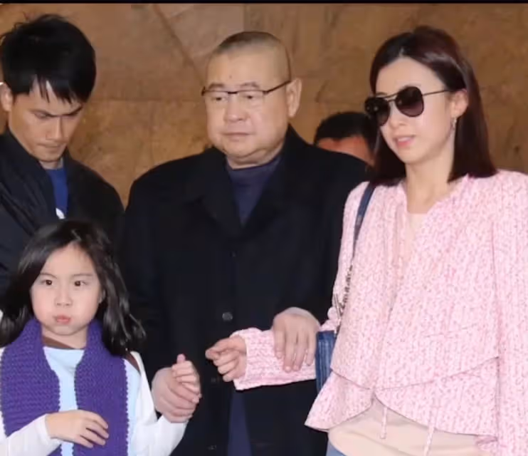 僅用6年成為香港女首富,超過賭王女兒何超瓊,老公比她大29歲