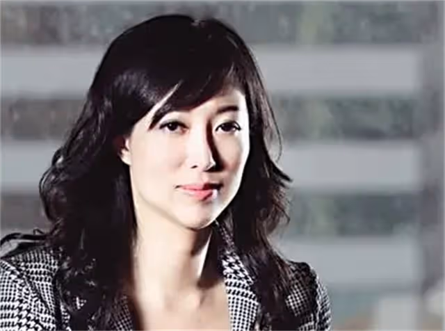 贏了弟弟接手百億家產，卻為嫁小十幾歲男友，40歲還冒險連生兩子