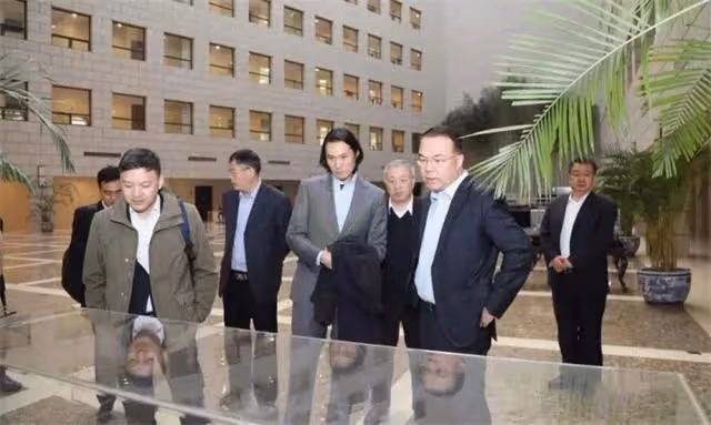 贏了弟弟接手百億家產,卻為嫁小十幾歲男友,40歲還冒險連生兩子