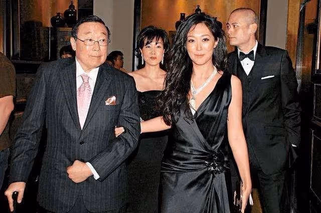 贏了弟弟接手百億家產,卻為嫁小十幾歲男友,40歲還冒險連生兩子