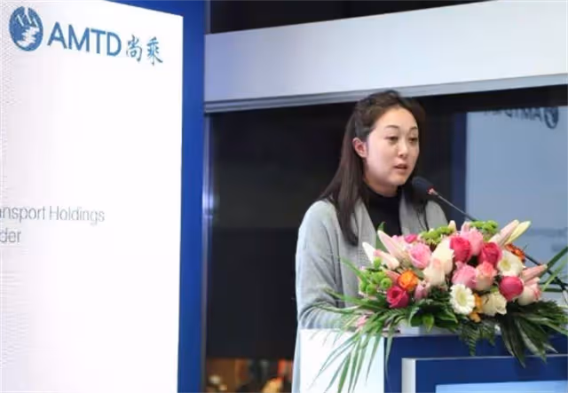 贏了弟弟接手百億家產,卻為嫁小十幾歲男友,40歲還冒險連生兩子