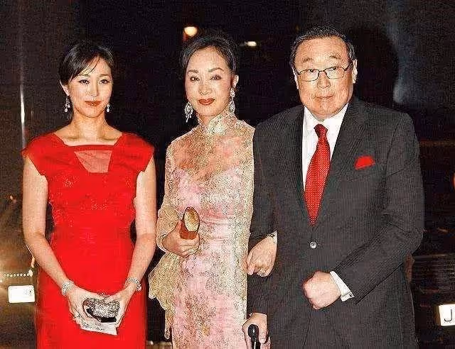 贏了弟弟接手百億家產,卻為嫁小十幾歲男友,40歲還冒險連生兩子