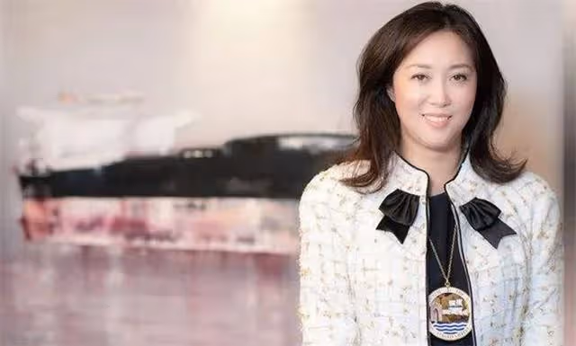 贏了弟弟接手百億家產,卻為嫁小十幾歲男友,40歲還冒險連生兩子