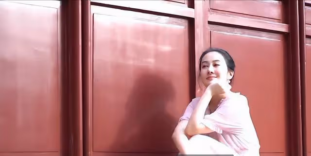 TVB前古裝女神素顏直播腰間贅肉明顯用手剔牙,網友:令人唏噓