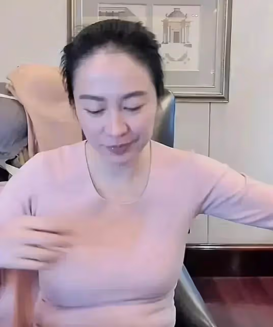 TVB前古裝女神素顏直播腰間贅肉明顯用手剔牙,網友:令人唏噓