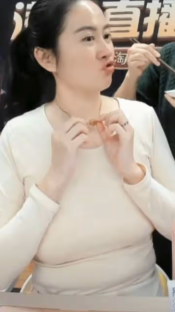 TVB前古裝女神素顏直播腰間贅肉明顯用手剔牙,網友:令人唏噓