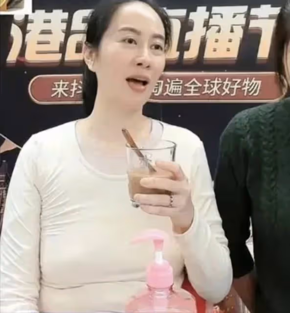 TVB前古裝女神素顏直播腰間贅肉明顯用手剔牙,網友:令人唏噓