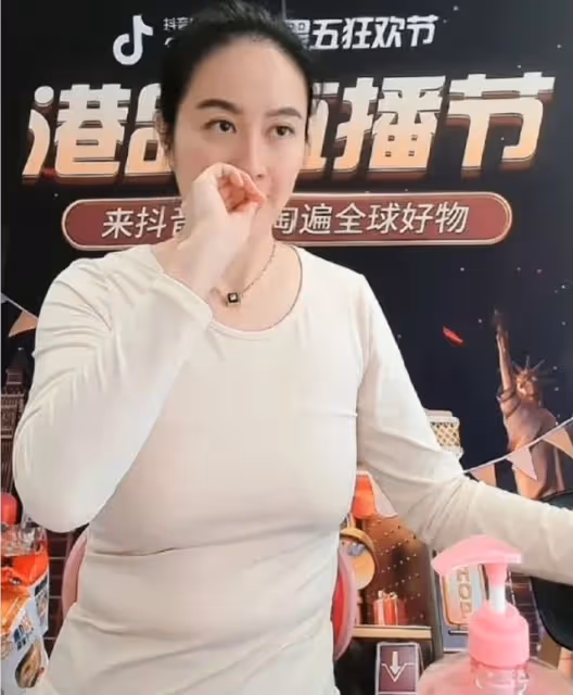 TVB前古裝女神素顏直播腰間贅肉明顯用手剔牙,網友:令人唏噓