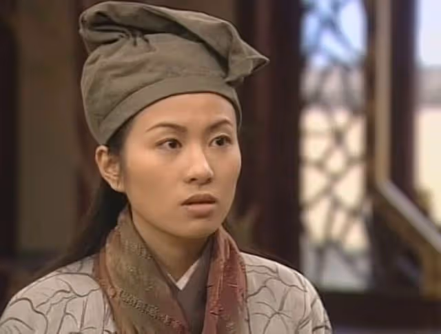 TVB前古裝女神素顏直播腰間贅肉明顯用手剔牙,網友:令人唏噓