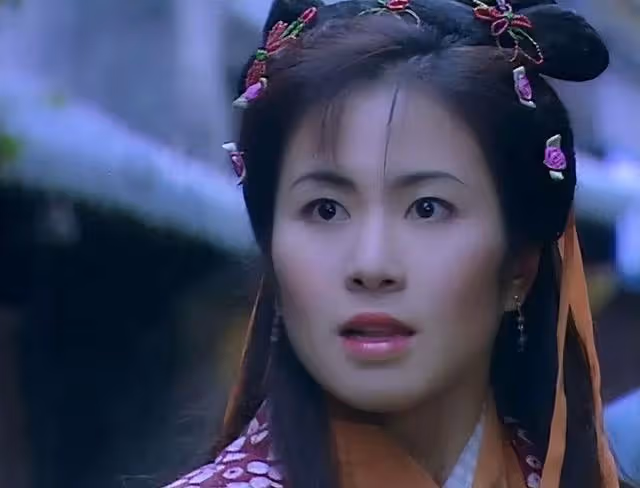 TVB前古裝女神素顏直播腰間贅肉明顯用手剔牙,網友:令人唏噓