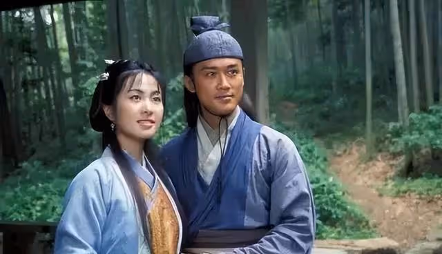 TVB前古裝女神素顏直播腰間贅肉明顯用手剔牙,網友:令人唏噓