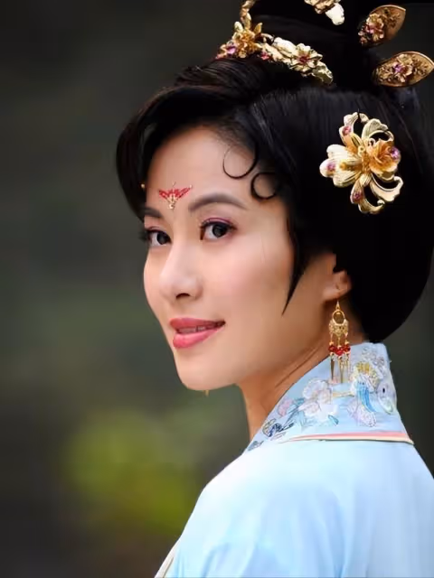 TVB前古裝女神素顏直播腰間贅肉明顯用手剔牙,網友:令人唏噓