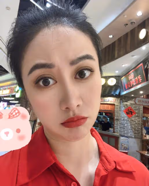 TVB前古裝女神素顏直播腰間贅肉明顯用手剔牙,網友:令人唏噓