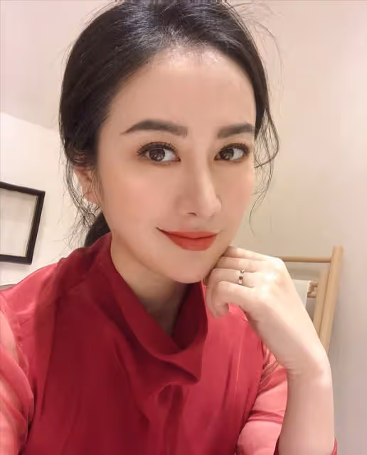TVB前古裝女神素顏直播腰間贅肉明顯用手剔牙,網友:令人唏噓