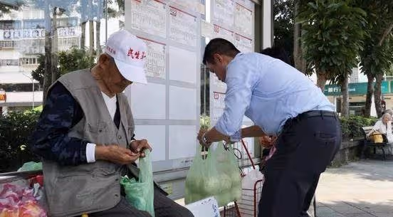 105歲爺爺上街含淚賣饅頭「沒賣完不敢回家」熟客心疼「老邁身軀撐起一個家」