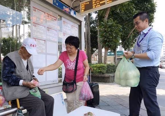 105歲爺爺上街含淚賣饅頭「沒賣完不敢回家」熟客心疼「老邁身軀撐起一個家」