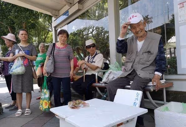 105歲爺爺上街含淚賣饅頭「沒賣完不敢回家」熟客心疼「老邁身軀撐起一個家」