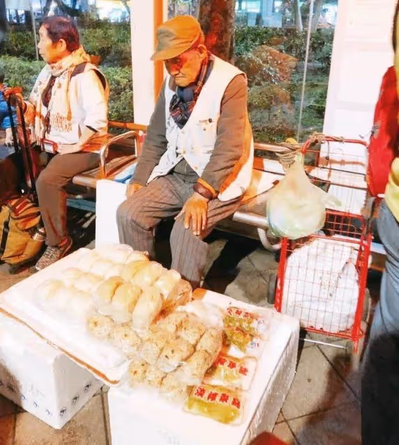105歲爺爺上街含淚賣饅頭「沒賣完不敢回家」熟客心疼「老邁身軀撐起一個家」