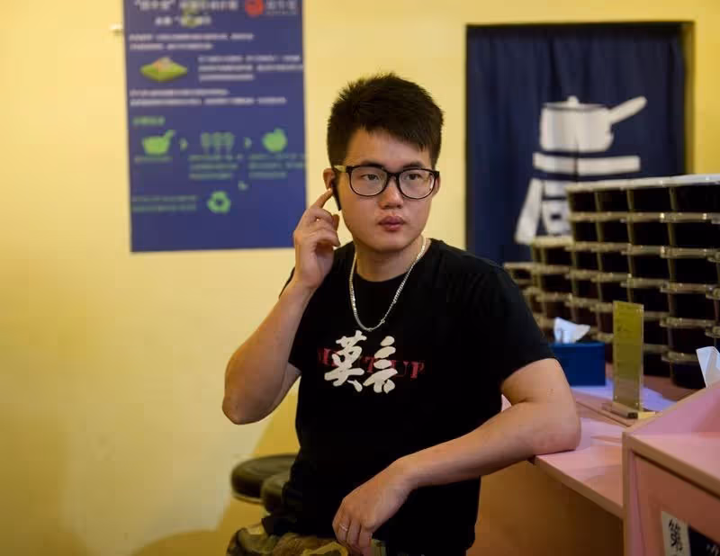 北大碩士賣米粉,被董明珠罵浪費國家資源,趕緊關店,如今怎麼樣了?