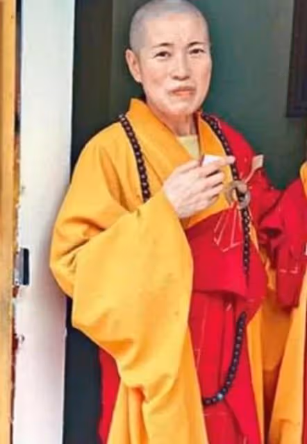 香港一女尼姑:和兩個和尚結過婚,開豪車、住別墅、僧袍穿黑絲