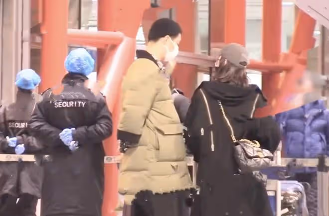 李純被曝新戀情，被馬頔從背後緊抱和摸手，在機場嬉笑打鬧很甜蜜
