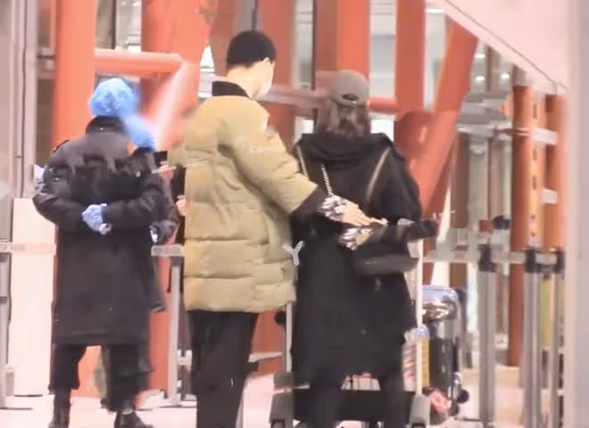 李純被曝新戀情，被馬頔從背後緊抱和摸手，在機場嬉笑打鬧很甜蜜