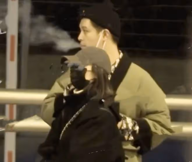 李純被曝新戀情，被馬頔從背後緊抱和摸手，在機場嬉笑打鬧很甜蜜