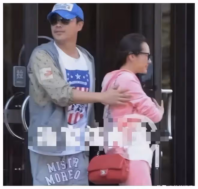 李純被曝新戀情，被馬頔從背後緊抱和摸手，在機場嬉笑打鬧很甜蜜