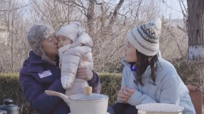 李亞鵬做氣候觀測，親吻女兒臉頰，與海哈金喜煲湯烤紅薯恬淡溫馨
