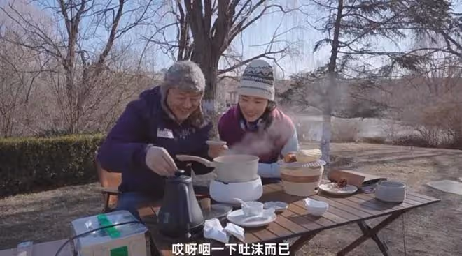 李亞鵬做氣候觀測，親吻女兒臉頰，與海哈金喜煲湯烤紅薯恬淡溫馨