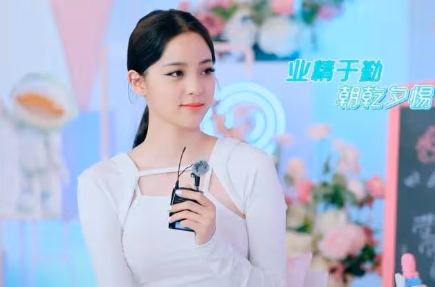 歐陽娜娜專訪,意外暴露真實發量,看到她的髮際線,是我眼花了?