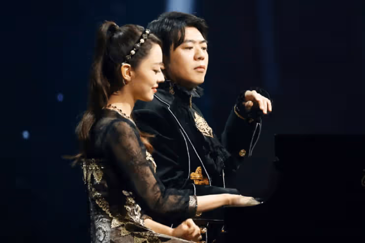 吉娜孕後首次亮相,黑色蛋糕裙好優雅,這身材我真的沒看錯吧
