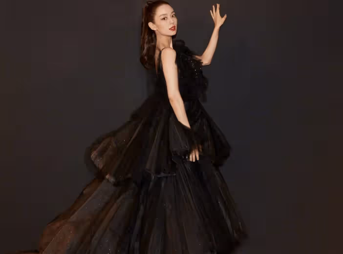 吉娜孕後首次亮相,黑色蛋糕裙好優雅,這身材我真的沒看錯吧