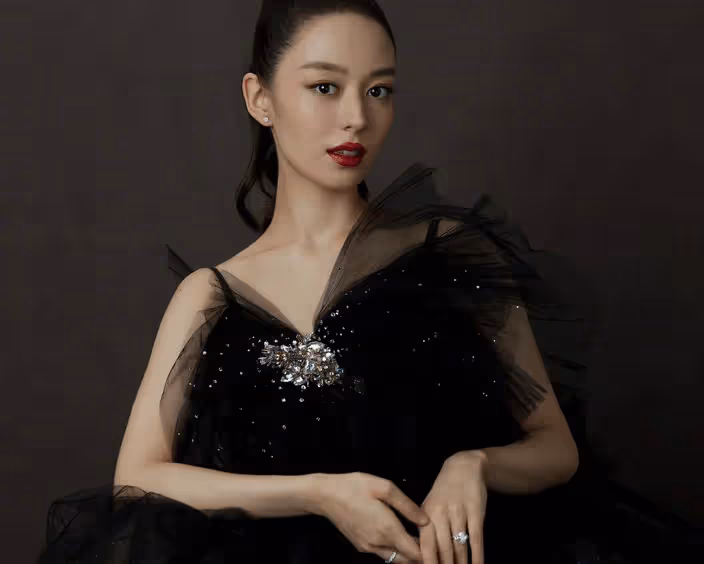 吉娜孕後首次亮相,黑色蛋糕裙好優雅,這身材我真的沒看錯吧