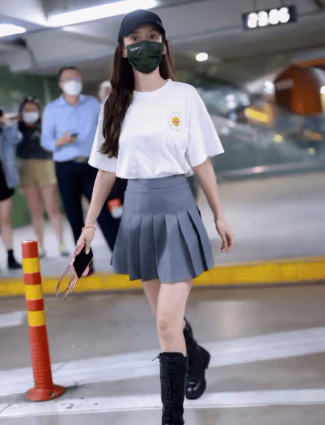 baby機場出行被拍,看到她被關掉濾鏡的腿型,全網都快懵了