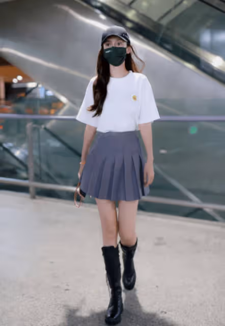 baby機場出行被拍,看到她被關掉濾鏡的腿型,全網都快懵了