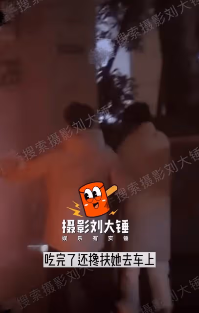 甦醒撇下妻兒深夜約美女吃飯,攙扶上車獻殷勤,護送回家擁抱道別