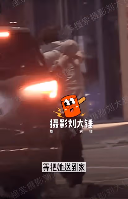甦醒撇下妻兒深夜約美女吃飯,攙扶上車獻殷勤,護送回家擁抱道別
