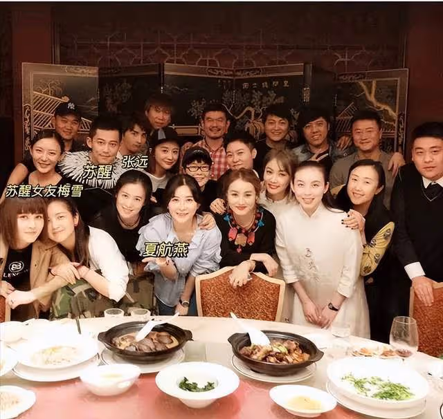 甦醒撇下妻兒深夜約美女吃飯,攙扶上車獻殷勤,護送回家擁抱道別