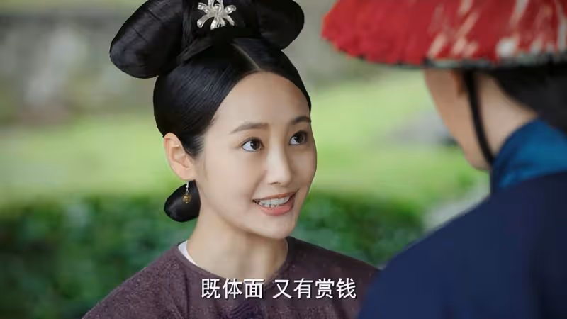 「令妃」李純戀情曝光!與馬頔機場秀恩愛,男方霸氣從身後抱起她